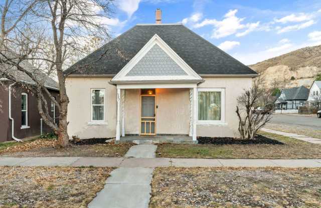 Classic Downtown Home - 323 North 4th Street, Cañon City, CO 81212