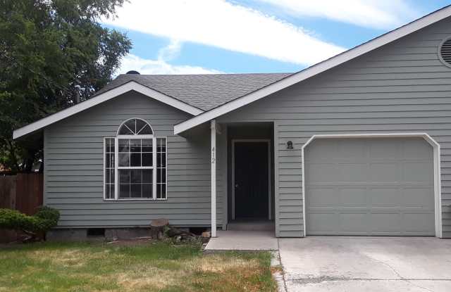 Adorable duplex in Prineville - all new inside - ready to show! - 412 Northeast 7th Street, Prineville, OR 97754