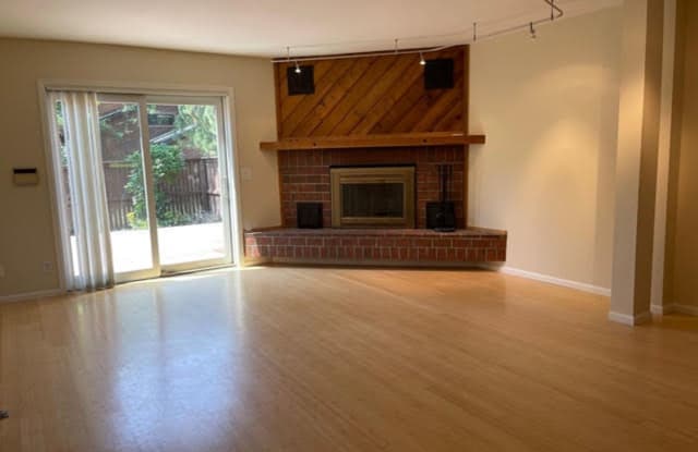 3 bed/3 bath North Bldr. w Huge Fenced patio area - 2677 Juniper Ave, Boulder, CO 80304