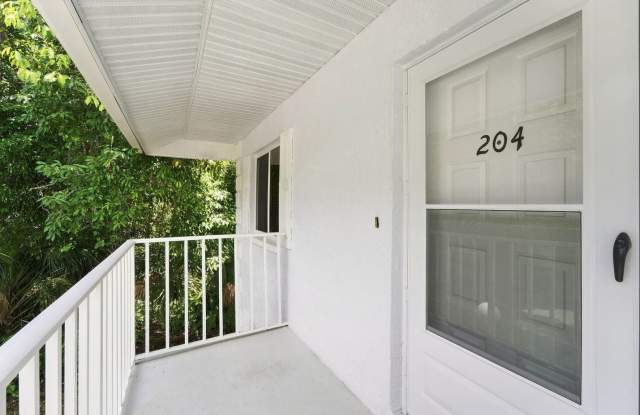 2 bedroom, 2 bath in Woodmere Racquet Club photos photos