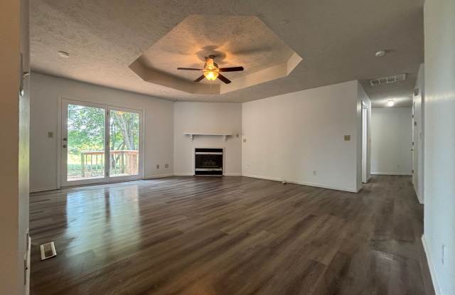 Beautiful 3 bedroom 2 bath home 2 car garage! Gallery 4