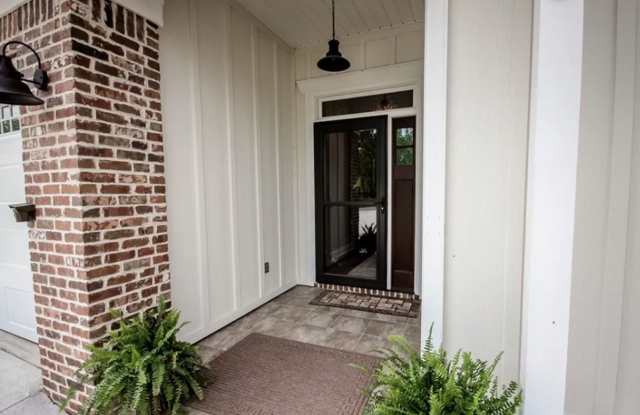 Modern 4BR/2BA Home with Granite Countertops, Island Kitchen & Screened Porch Gallery 3