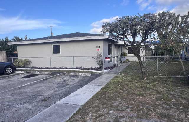 2030 SW 41st Avenue unit: 3 photos photos