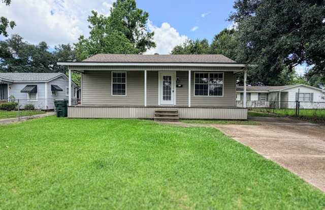 Updated 2 bedroom/1.5 bathroom home in Lake Charles with a large bonus room! photos photos Updated 2 bedroom/1.5 bathroom home in Lake Charles with a large bonus room! photos photos