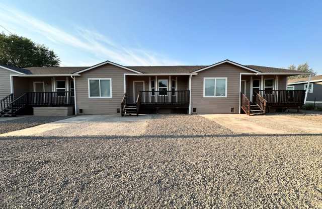 MOVE IN SPECIAL! $500 Off First Months Rent!  Newly Remodeled 3 Bedroom Tri-Plex in Prineville Gallery 2