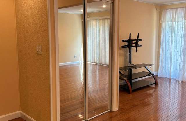 3 Bedroom Condo with Full Finished Basement for Rent Gallery 4