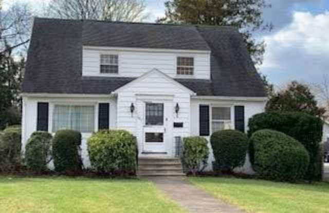 722 S WHITE HORSE Pike - 722 South White Horse Pike, Audubon, NJ 08106