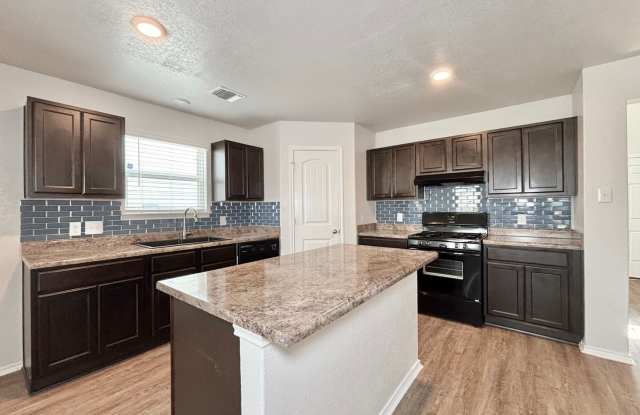 Beautiful and Unique 4 Bedroom Rental Home! Gallery 3