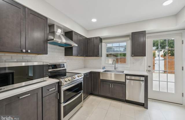 6008 WATERBURY Court Gallery 4