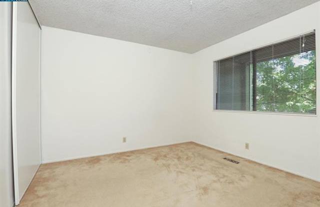 3 bedroom 2.5 bathroom townhome w/ 1 car garage in desirable Pleasant Hill neighborhood. - 378 Camelback Road, Pleasant Hill, CA 94523