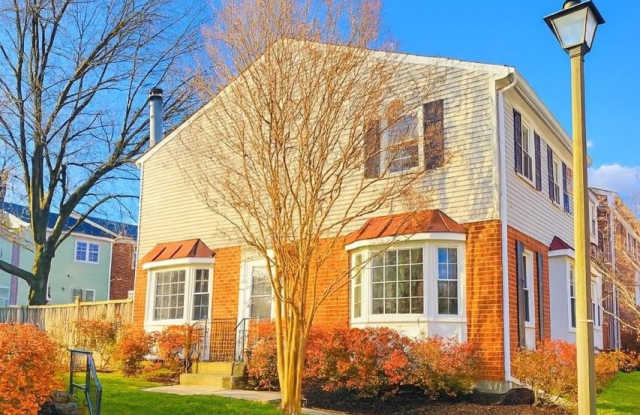 4947 MCFARLAND Court - 4947 McFarland Court, Kings Park West, VA 22032