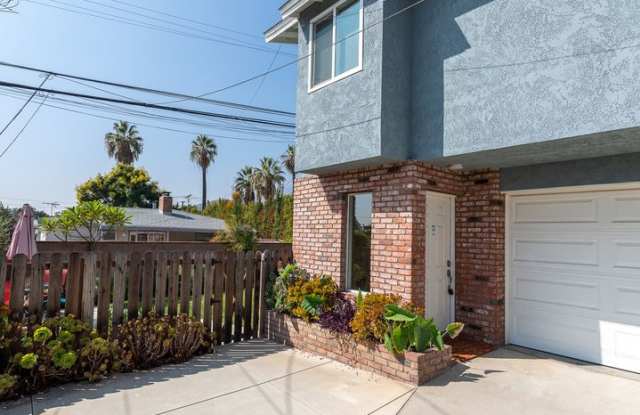 Contemporary New home in Monrovia photos photos