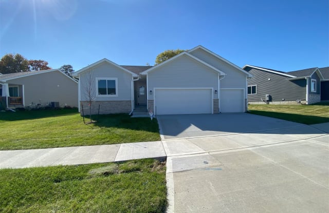 6634 NE 9th Ct - 6634 Northeast 9th Court, Saylorville, IA 50023