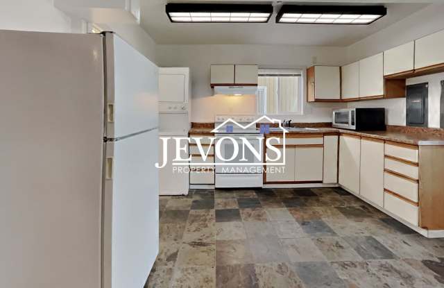 Pet-Friendly Ground-Floor 1BD/1BA Near Manitou Park - Parking & Washer/Dryer Included Gallery 4