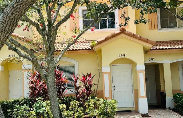 2541 SW 83rd Ter Gallery 1
