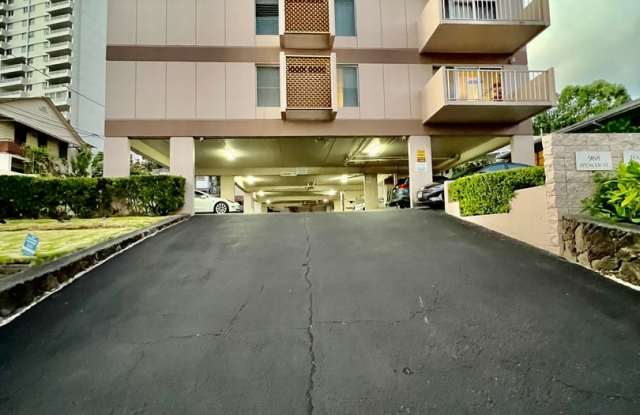 Spacious 1Bed 1Bath 1Parking Stall With Lanai  Den - 968 Spencer Street, Honolulu, HI 96822