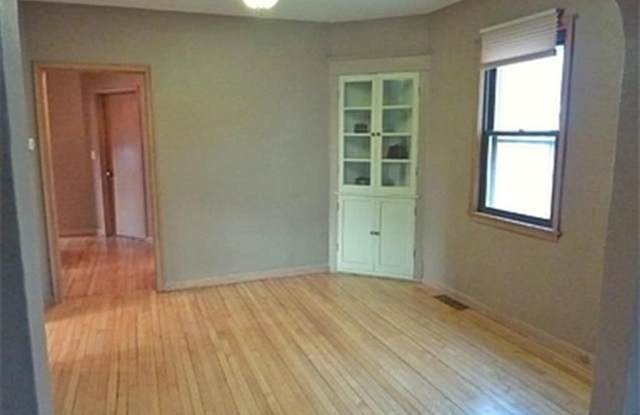 June 2027 ~ Cute 5 bedroom house. Spacious bedrooms. In unit laundry and dishwasher. Gallery 4