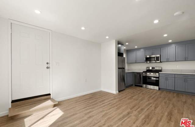8824 1/2 Harratt St Gallery 2