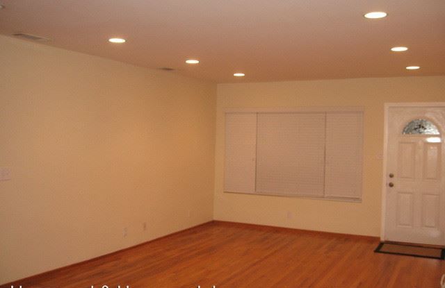 6207 Balcom Ave. Gallery 2