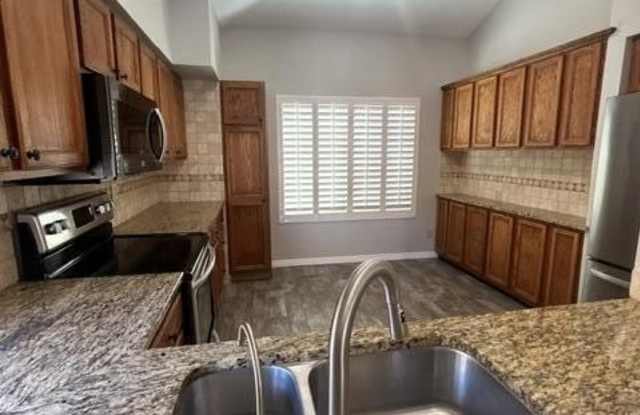 1220 E SILVERWOOD Drive Gallery 4