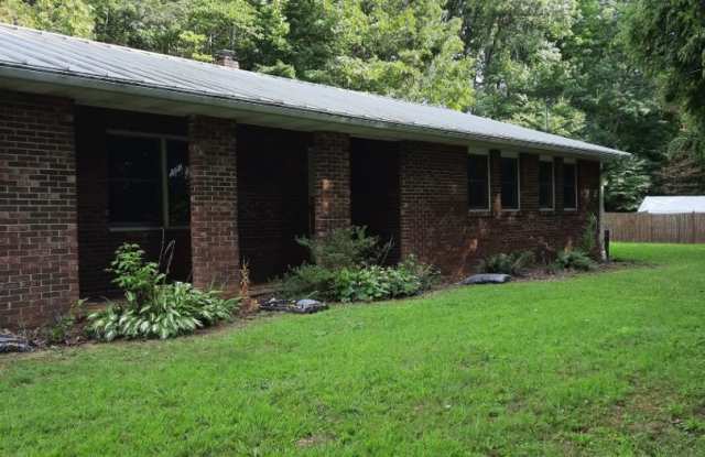 $1,780 - 3 Bedroom 1.5 Bathroom Unfurnished Home Near Hospital in Sylva - 830 Asheville Highway, Jackson County, NC 28779