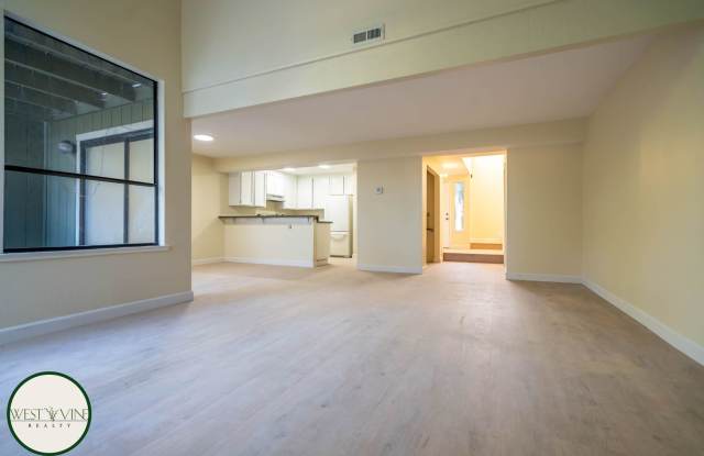 Remodeled 3 Bedroom Townhouse | Private Patio | Washer/Dryer photos photos