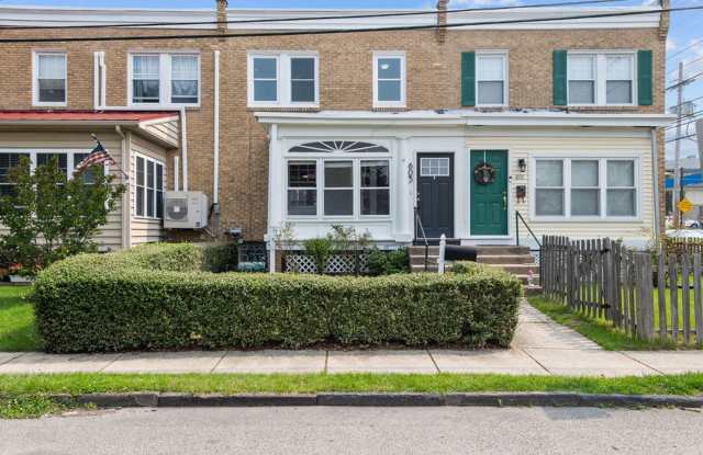 FIRST MONTH RENT FREE** Row home with hardwood flrs. throughout. Haverford SD, walk to Bryn Mawr Hospital! Small pets ok! photos photos