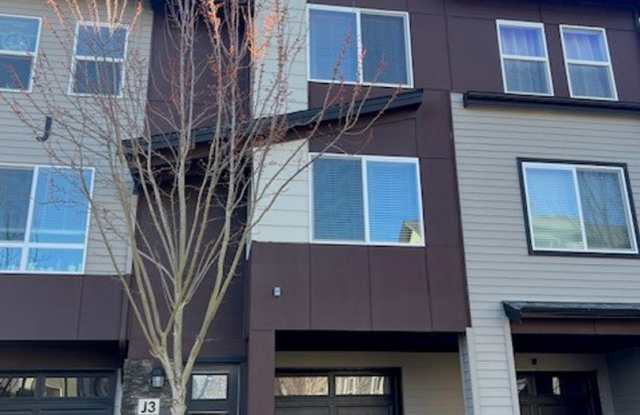 3Bd/3Ba Lynnwood Townhouse - 15720 Meadow Road, Larch Way, WA 98087