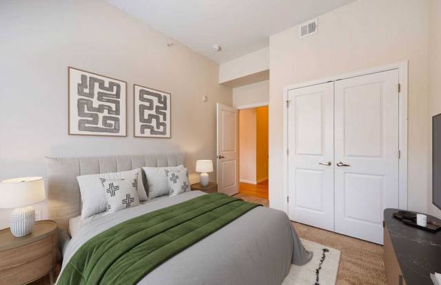 Violet on Broadway Apartment Homes Gallery 3