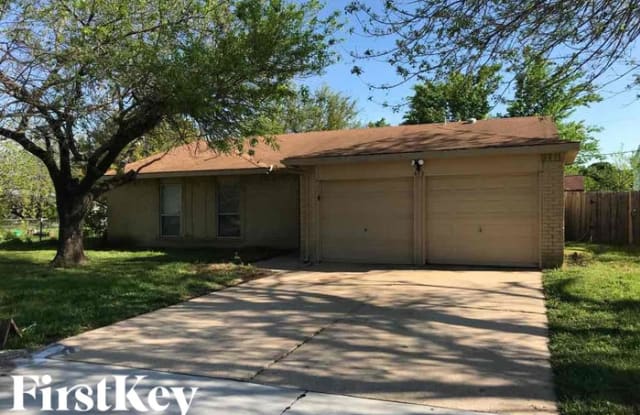 405 Christopher Court - 405 Christopher Court, Grand Prairie, TX 75052
