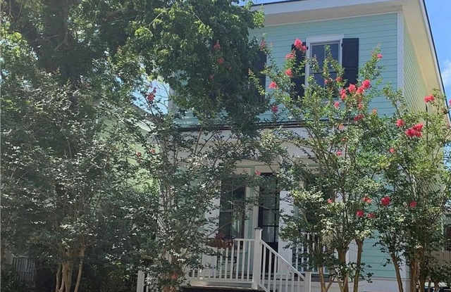 4 BEDS | 2.5 BATH | PRIVATE OFF-STREET PARKING | OUTDOOR PATIO | WALK TO GARVIN HALL photos photos