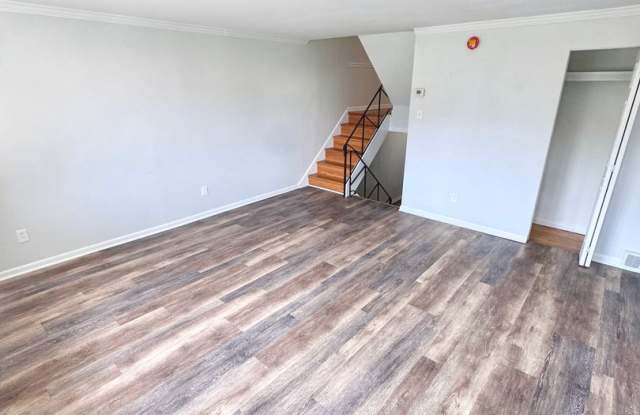 SUPER CLEAN THREE BEDROOM TOWNHOME Gallery 3
