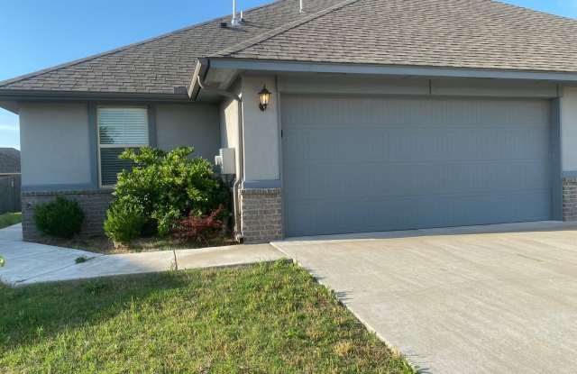 Newer Duplex In Surrey Hills * 3 Bedroom 2 Bath 2 Car Garage on Culd-a-sac Gallery 3