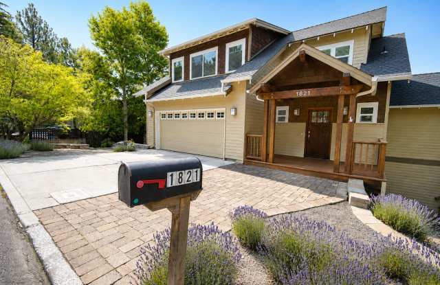 Light-Filled Bend Split-Level with Mountain Views & Flexible Space photos photos