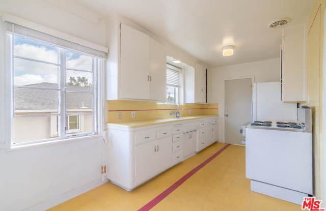 1757 KELTON Avenue Gallery 4
