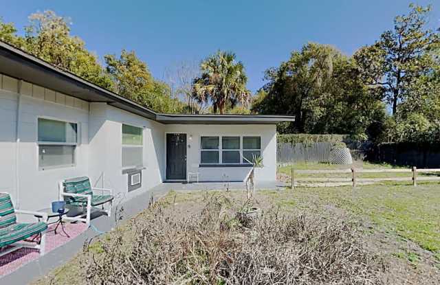 307 S Montgomery Ave - 307 South Montgomery Avenue, West DeLand, FL 32720