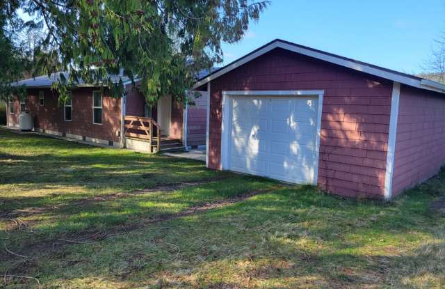 ***PENDING APPLICATION***2 Bed, 1 Bath Beachfront Home For Rent with Stunning Water Views Near Discovery Bay! - 993 Fairmount Road, Jefferson County, WA 98368