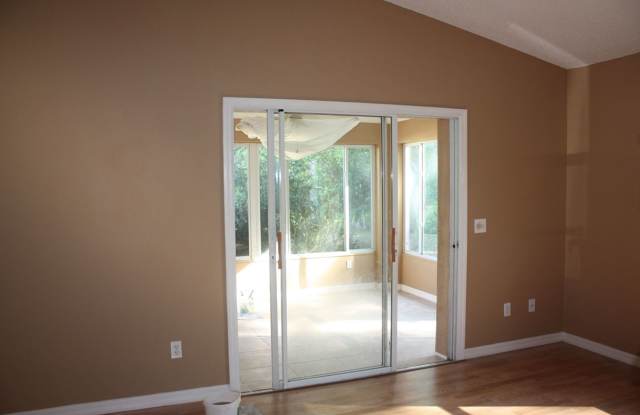 Unique 2/2/2 with Air-Conditioned Florida Room! Gallery 4