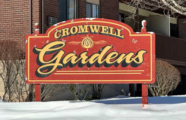 2 bedroom 2 bath condo in Cromwell Gardens photos photos