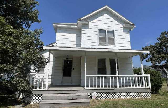 COMING SOON: Charming 3 bedroom / 2 bathroom home with convenient back parking! Gallery 3