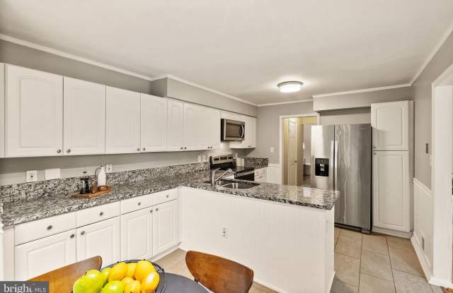 7223 Olde Lantern Way - 7223 Olde Lantern Way, Burke, VA 22152