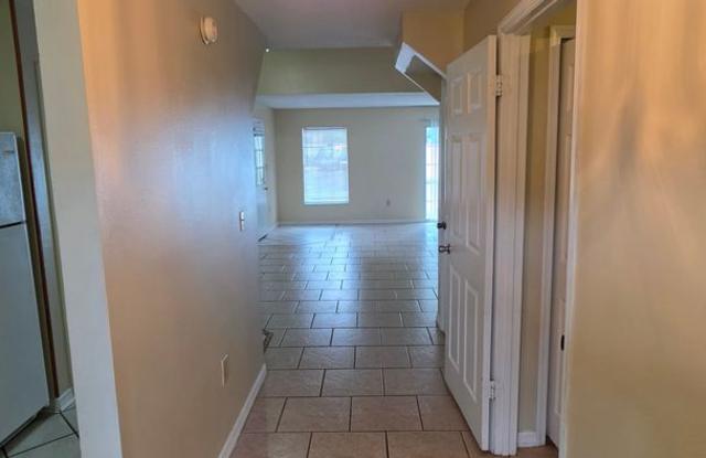 3 bed, 2 bath townhouse minutes from downtown Leesburg. Gallery 3