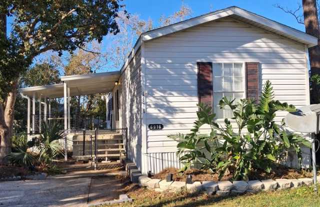 Cute 2 Bed 2 Bath Home 3 miles from the Beach!! Gallery 1