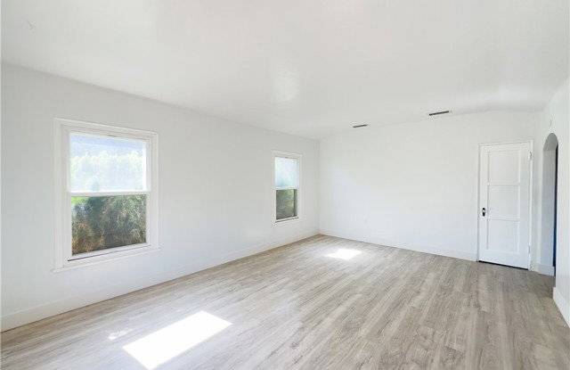 335 West Hillcrest Boulevard Gallery 2