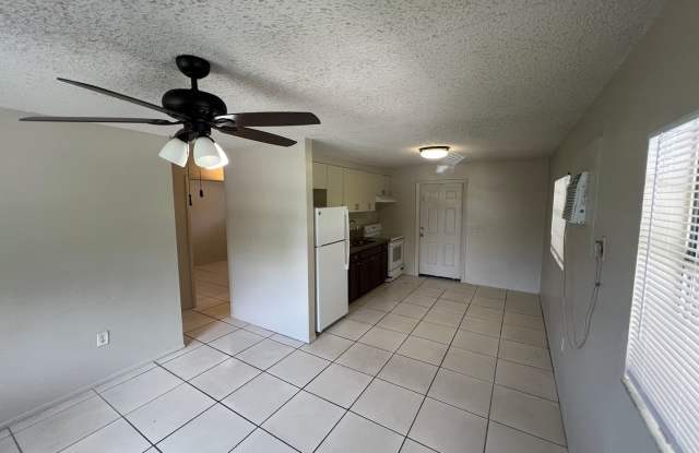FORT MYERS ** 2 BED-1 BATH UNFURNISHED FIRST FLOOR APARTMENT AVAILABLE FOR A LONG-TERM TENANT ** PET FRIENDLY ** Gallery 4