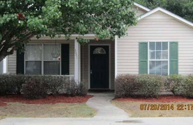 Quaint home in the city. - 3008 Asbury Circle, Valdosta, GA 31602