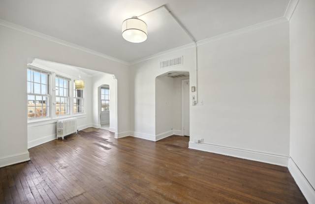 Must See! Charming, top floor studio unit in sought after Capitol Hill neighborhood!! Gallery 2