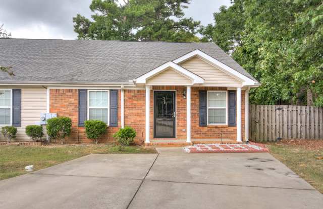 End Unit Townhome w/ Large Sunroom Gallery 4