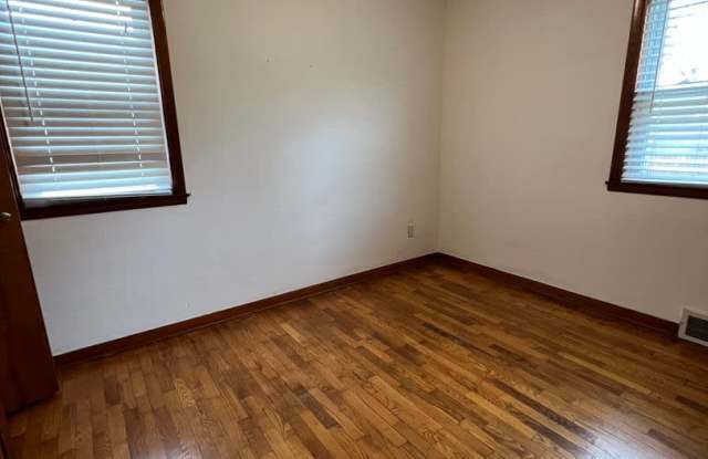 Large 5 Bedroom, 2 Bath La Crosse Rental with Two Living Areas, Garage & Central Air Gallery 3