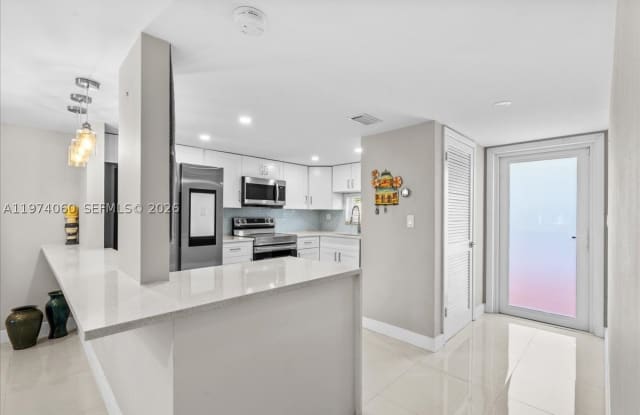 811 S Hollybrook Dr Gallery 1